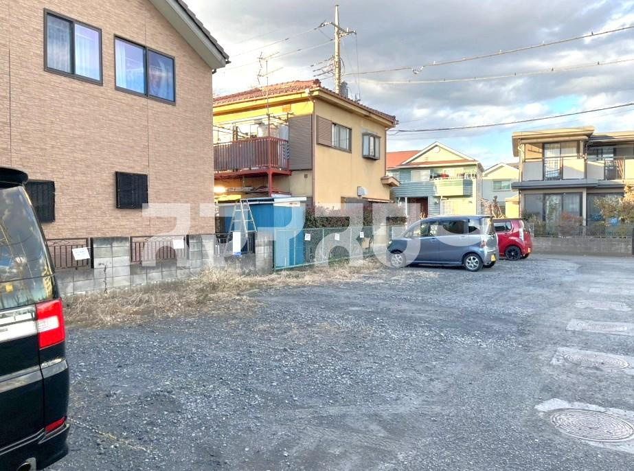 あきる野市雨間の賃貸マンションの駐車場
