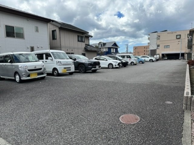 フロンティアハイツ　Ｃの駐車場