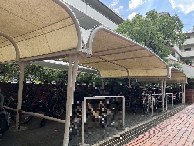 朝日ケ丘アーバンライフの駐輪場|テントが洒落ている自転車とバイク置き場
