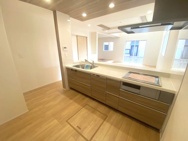 【ブルーミングガーデン】宇都宮市平松本町 全3棟のキッチン|〇1号棟　キッチンから〇
お料理をしながら、後片付けをしながら会話がはずむ対面キッチン。リビングが見渡せるので小さいお子様がいても安心です。
※2026年8月撮影