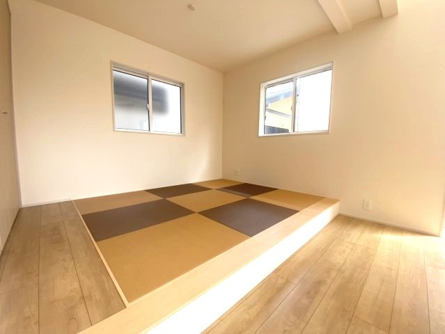 【ブルーミングガーデン】宇都宮市平松本町 全3棟の洋室|〇1号棟　1Fタタミコーナー4.375帖〇
リビングの開放感を保ちながら、多目的に使える万能スペース♪合わせて22帖超えの大空間として使える、贅沢なリビング一体型タタミコーナー♪
※2026年8月撮影