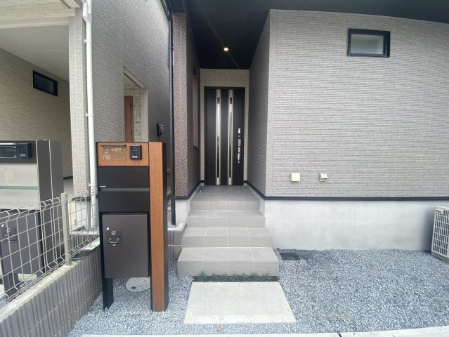 【ブルーミングガーデン】宇都宮市平松本町 全3棟の玄関|〇1号棟　玄関ポーチ〇
重厚感のある玄関ドアとシックな色調のタイルがスタイリッシュな玄関アプローチ。奥行があり、雨の日も安心。TVモニター付きインターホン、宅配ボックスも標準装備♪
※2026年8月撮