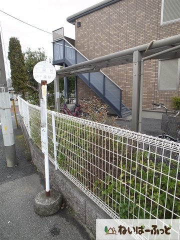 【エントランス】 | エクセル9 | バス停目の前。雨が降っても安心です。