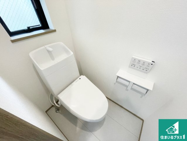 神戸市東灘区魚崎南町　新築一戸建てのトイレ|1・2階の2ヶ所にあるので、朝の忙しい時間の順番待ちもなく、深夜の利用にも大変便利です。