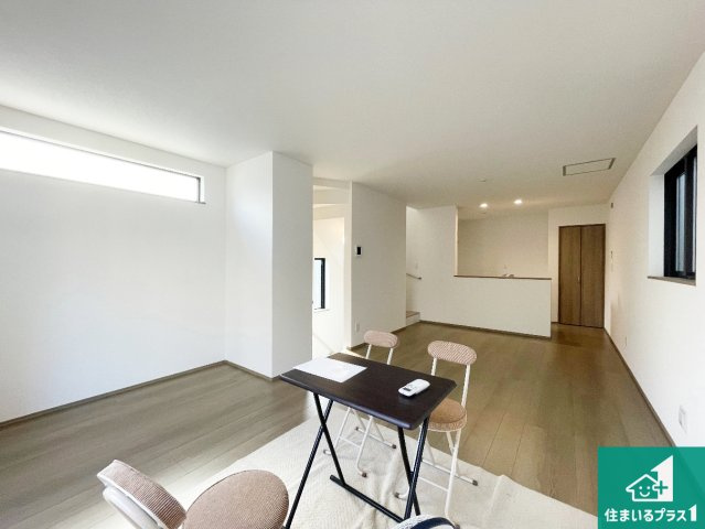 神戸市東灘区魚崎南町　新築一戸建ての居間・リビング|シンプルなリビングは、観葉植物等のインテリアを楽しめますね！パパ好みにも、ママ好みにも家具次第で雰囲気を変えることができます！