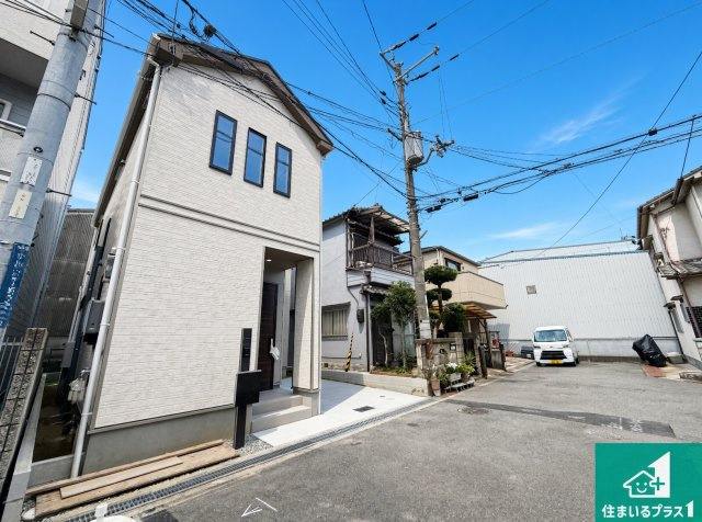 ◆松原市小川　新築一戸建ての前面道路含む現地写真|周辺は閑静な住宅街！前面道路広々で車の出し入れも便利です。駐車が苦手な方でも安心して車庫入れできます！