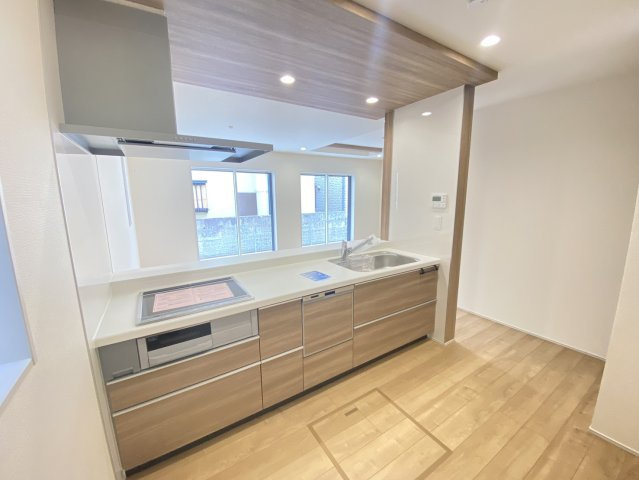 【ブルーミングガーデン】宇都宮市平松本町 全3棟のキッチン|〇キッチン〇
対面仕様で、料理をしながら家族と会話ができるだけでなく、明るいリビングとつながる、ゆとりと快適性を兼ね備えたキッチンです。
※2026年8月撮影