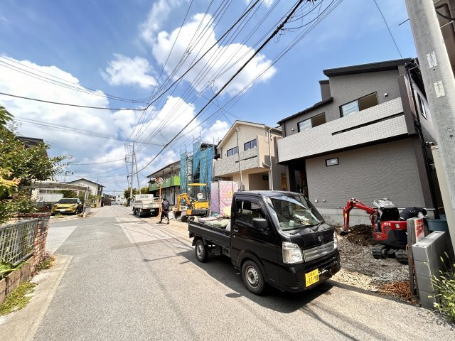宇都宮市平松本町 全3棟の前面道路含む現地写真|〇分譲地〇
環境にもお財布にも優しい太陽光発電システム搭載！税制や住宅ローン面でさまざまな優遇措置がある長期優良住宅。資産価値も落ちにくく長く安心して住める住まいを提供します。
※2026年7月撮影