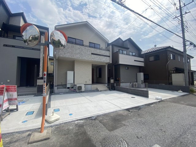 【ブルーミングガーデン】宇都宮市平松本町 全3棟の前面道路含む現地写真|〇分譲地〇
環境にもお財布にも優しい太陽光発電システム搭載！税制や住宅ローン面でさまざまな優遇措置がある長期優良住宅。資産価値も落ちにくく長く安心して住める住まいを提供します。
※2026年8月撮影