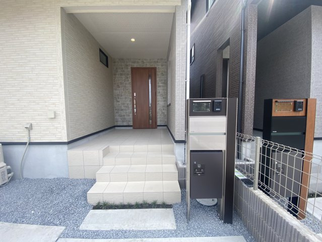 【ブルーミングガーデン】宇都宮市平松本町 全3棟のエントランス|〇玄関アプローチ〇
プライバシーと防犯性に配慮した、奥行きのある玄関ポーチ。通りから視線を程よく遮るインナーアプローチ設計を採用。雨の日も安心です。
※2026年8月撮影