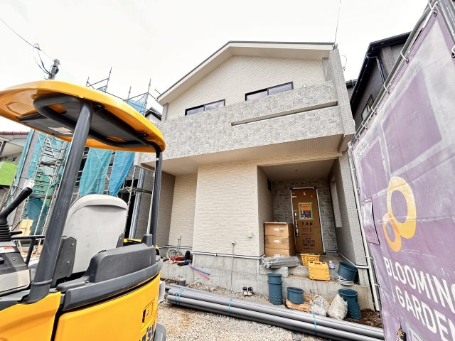 宇都宮市平松本町 全3棟の外観|〇2号棟【3（4）LDK+マルチエントランス+WIC+カースペース２台】
吹き抜けを採用したマルチエントランス♪玄関から土間やリビングにと用途に合わせて動線を分けられます。
※2026年7月撮影
