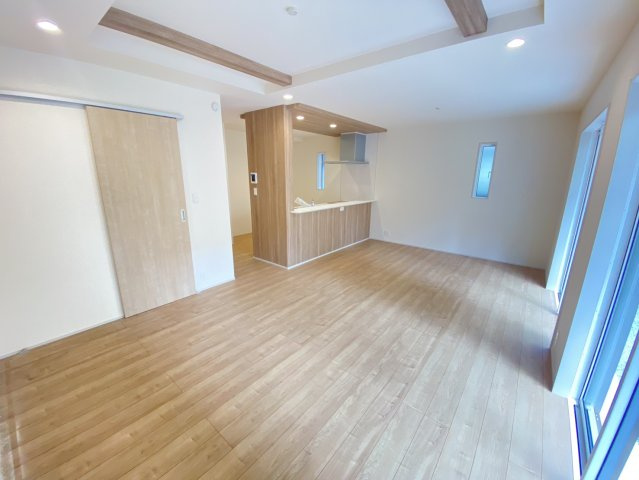 【ブルーミングガーデン】宇都宮市平松本町 全3棟の居間・リビング|〇LDK18帖〇
木目調の床材やアクセントクロスを使用し、デザイン性のあるリビング。ナチュラルな色合いなので、ソファなどの家具で差し色を加えてみてはいかがでしょうか。
※2026年8月撮影