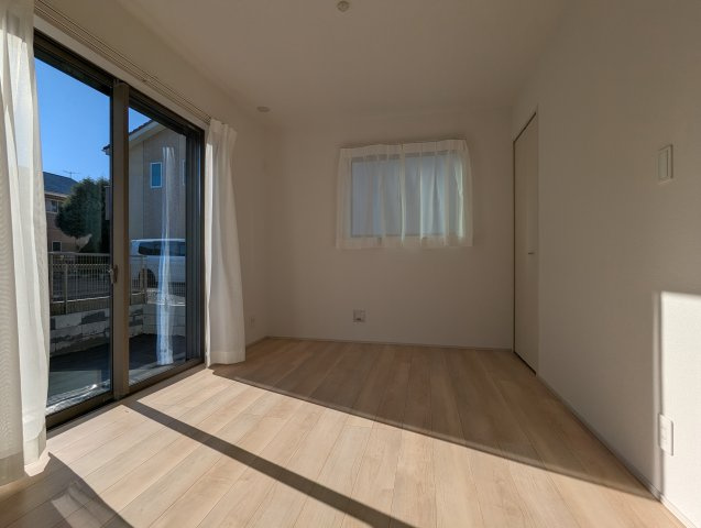 水戸市見川３丁目964番の洋室|リビング隣の洋室は、来客用やお子様との遊ぶスペースにぴったりです