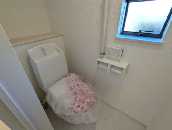 水戸市見川３丁目964番のトイレ|窓がついており、いつでも快適な空間に！ゆっくりとお一人時間をお過ごしください