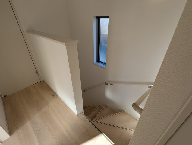 水戸市見川３丁目964番の内装|窓付きの階段は明るく、手すり付きで小さなお子様でも安心です