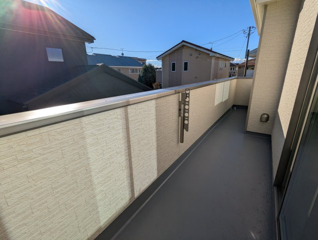水戸市見川３丁目964番のバルコニー|暖かな日差しのふりそそぐ広々ワイドバルコニー、たくさんの洗濯物が干せます～