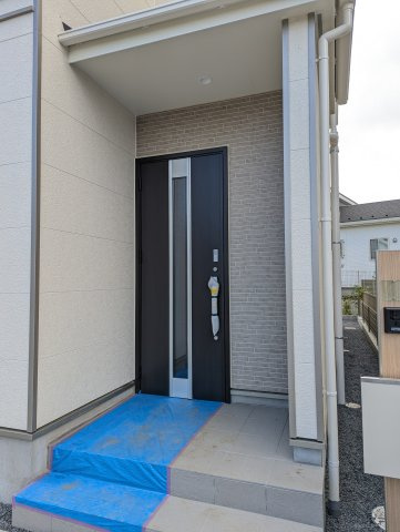 水戸市曙町1丁目124の玄関|エントランスです。帰りたくなる家、住む幸せ、ご見学の際はお問合せ下さい。心よりお待ちしております～。（同施工物件）