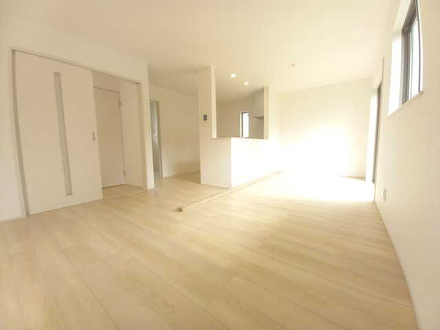 水戸市見川３丁目964番の居間・リビング|明るいリビングで居心地が良くご家族皆で寛げる憩いの場。家族のコミュニケーションが欠かせない場になります～♪家族円満の空間を～