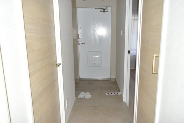 青梅市師岡町２丁目の中古マンションの玄関