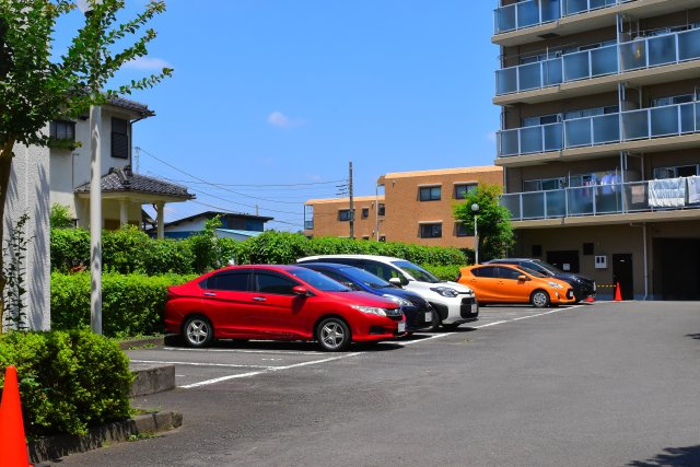 青梅市師岡町２丁目の中古マンションの駐車場