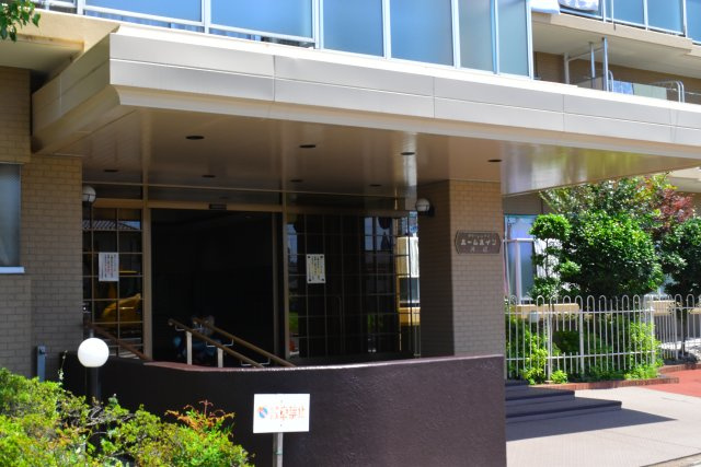 青梅市師岡町２丁目の中古マンションのエントランス
