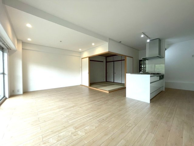 ◆２０２５年１２月リフォーム完了◆南向きバルコニー◆収納豊富◆向島ニュータウン２街区Ｂ棟の居間・リビング|リビング