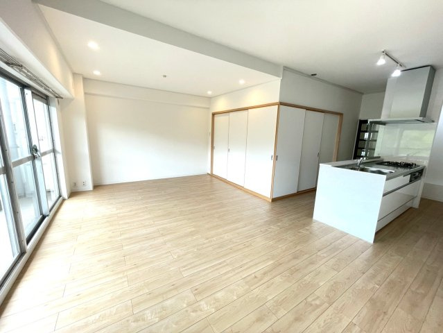 ◆２０２５年１２月リフォーム完了◆南向きバルコニー◆収納豊富◆向島ニュータウン２街区Ｂ棟の居間・リビング|リビング