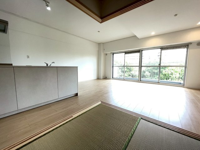 ◆２０２５年１２月リフォーム完了◆南向きバルコニー◆収納豊富◆向島ニュータウン２街区Ｂ棟の居間・リビング|リビング