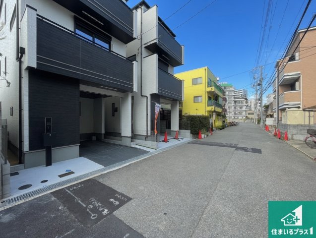神戸市東灘区魚崎南町　新築一戸建ての前面道路含む現地写真|周辺は閑静な住宅街！前面道路広々で車の出し入れも便利です。駐車が苦手な方でも安心して車庫入れできます！