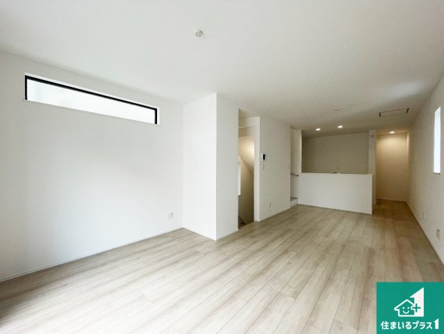 神戸市東灘区魚崎南町　新築一戸建ての居間・リビング|シンプルなリビングは、観葉植物等のインテリアを楽しめますね！パパ好みにも、ママ好みにも家具次第で雰囲気を変えることができます！