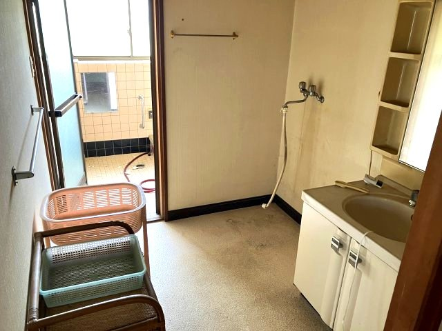 日高町鶴岡　中古戸建　13DK+Sの洗面所