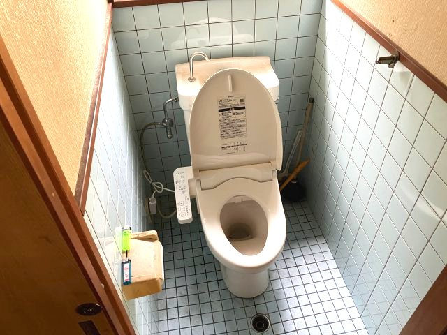 日高町鶴岡　中古戸建　13DK+Sのトイレ