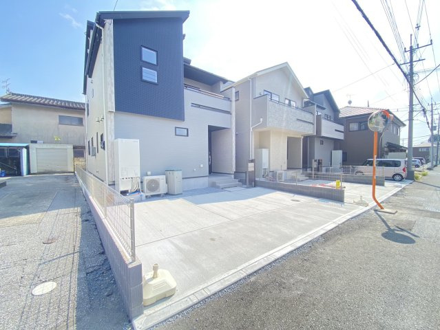 【ブルーミングガーデン】宇都宮市平松本町 全3棟の前面道路含む現地写真|〇分譲地〇
環境にもお財布にも優しい太陽光発電システム搭載！税制や住宅ローン面でさまざまな優遇措置がある長期優良住宅。資産価値も落ちにくく長く安心して住める住まいを提供します。
※2026年8月撮影