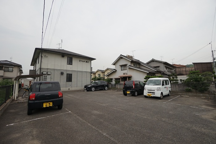 セジュール誠之の駐車場