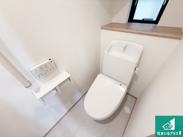 ◆松原市小川　新築一戸建てのトイレ|1・2階の2ヶ所にあるので、朝の忙しい時間の順番待ちもなく、深夜の利用にも大変便利です。