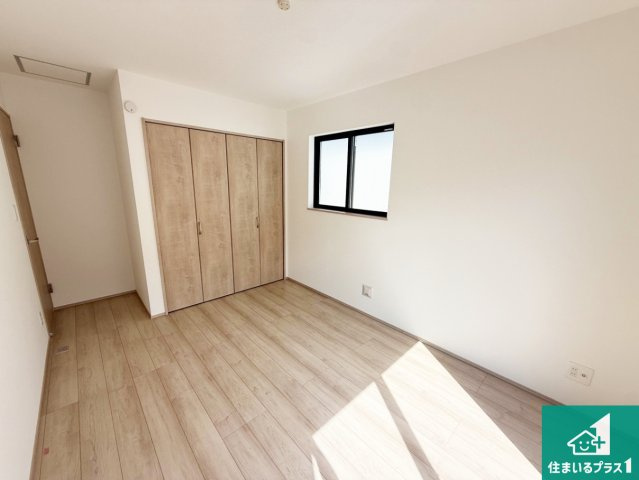 ◆松原市小川　新築一戸建ての洋室|シンプルな洋室は、自分好みのインテリアが楽しめます♪ご家族とインテリアや家具を選びに行くのは入居時の醍醐味の一つです。ぜひお楽しみください♪