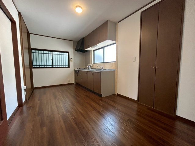 大阪市城東区東中浜2丁目の居間・リビング|キッチン陽当たり良好！窓があるので換気しやすいです。