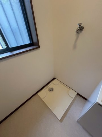 大阪市城東区東中浜2丁目のランドリースペース|小窓有りで、こもりやすい湿気も換気できます。