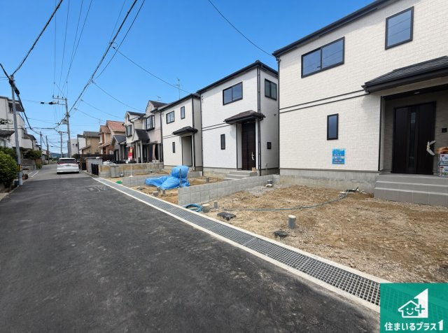 松原市小川　新築一戸建ての前面道路含む現地写真|周辺は落ち着いた街並みの住宅地！子育てがしやすい住環境です！まだ未完成ですが、現地でしかわからない事もございます。是非一度ご覧ください。