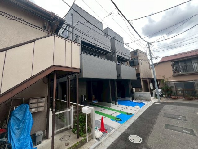 【外観】 | 豊島区池袋本町２丁目　新築戸建て　２号棟 | 洗練されたデザインが街並みに美しく映える魅力的な外観です