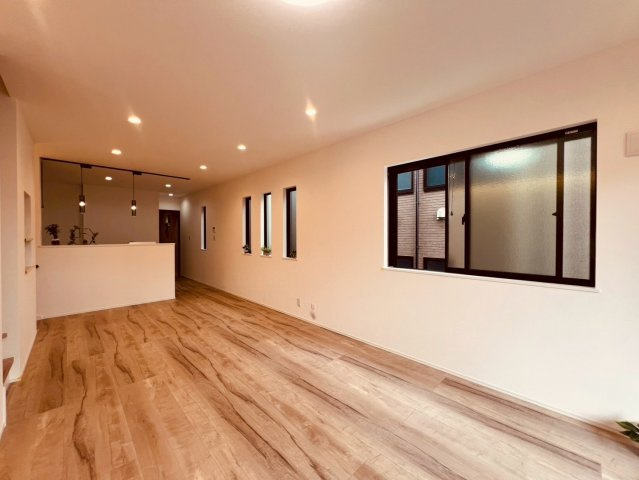 【居間・リビング】 | 豊島区池袋本町２丁目　新築戸建て　２号棟 | 陽光が差し込む心地よいLDKで寛ぎの時間を過ごせます
