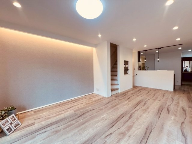 【居間・リビング】 | 豊島区池袋本町２丁目　新築戸建て　２号棟 | ゆとりある広さを確保した、快適で開放感あふれるLDKです