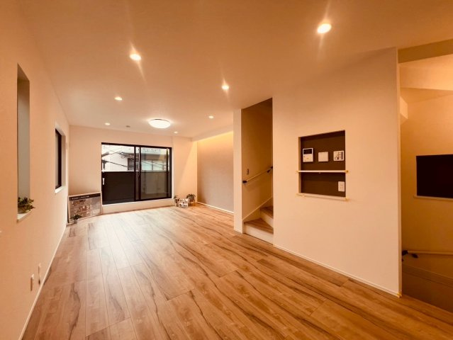 【居間・リビング】 | 豊島区池袋本町２丁目　新築戸建て　２号棟 | 家族の笑顔が集まる、明るく快適なLDK空間が広がります