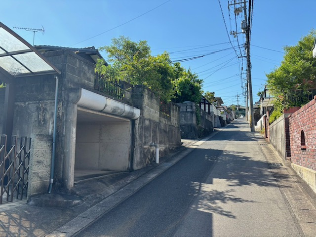 岡山市北区津高　古家付き土地の前面道路含む現地写真