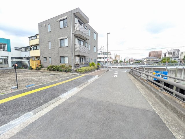 八王子市　台町　新築一戸建ての前面道路含む現地写真|～東側6.4ｍ道路に面しています～