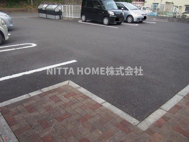 プレシャスコートの駐車場|敷地内に駐車場があります＊