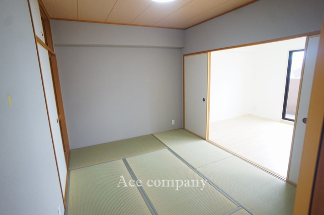 【内装】 | サンメゾン若江岩田 | 【和室5.8帖】便利な2WAYドアです♪
