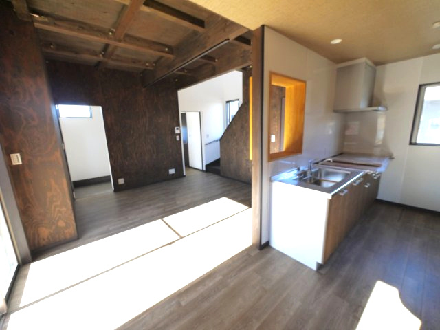 長生郡一宮町東浪見　中古戸建の居間・リビング|ワイドバルコニーから海が見えます。海岸まで120ｍ　サーフハウス外シャワー完備 土地約81坪