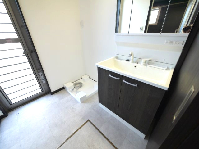 長生郡一宮町東浪見　中古戸建の独立洗面台|ワイドバルコニーから海が見えます。海岸まで120ｍ　サーフハウス外シャワー完備 土地約81坪