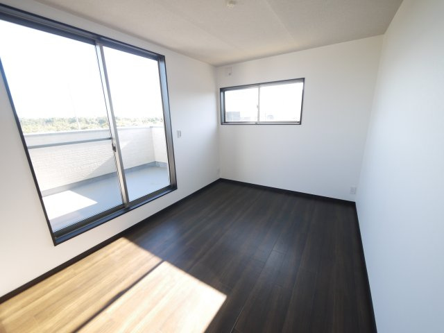 長生郡一宮町東浪見　中古戸建の洋室|ワイドバルコニーから海が見えます。海岸まで120ｍ　サーフハウス外シャワー完備 土地約81坪